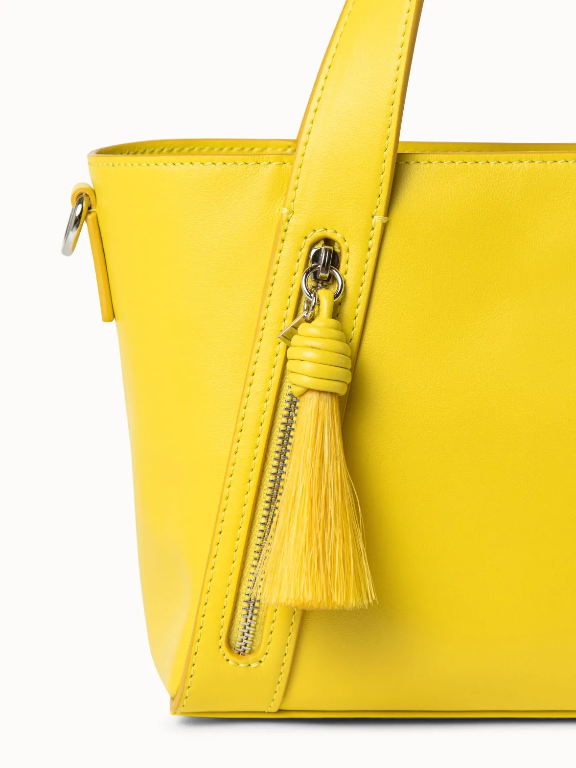 Kleine Alex-Tasche aus Nappakalbsleder mit abnehmbarem Schulterriemen und Rosshaar-Tassel